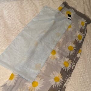 Made in Italy Scarves Daisy Print — Light Gray with Yellow Floral
